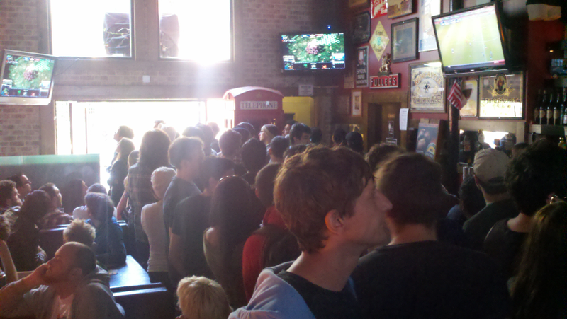 Illustration for article titled Forget Baseball and MMA, the Sport to Cheer for in this Bar was StarCraft